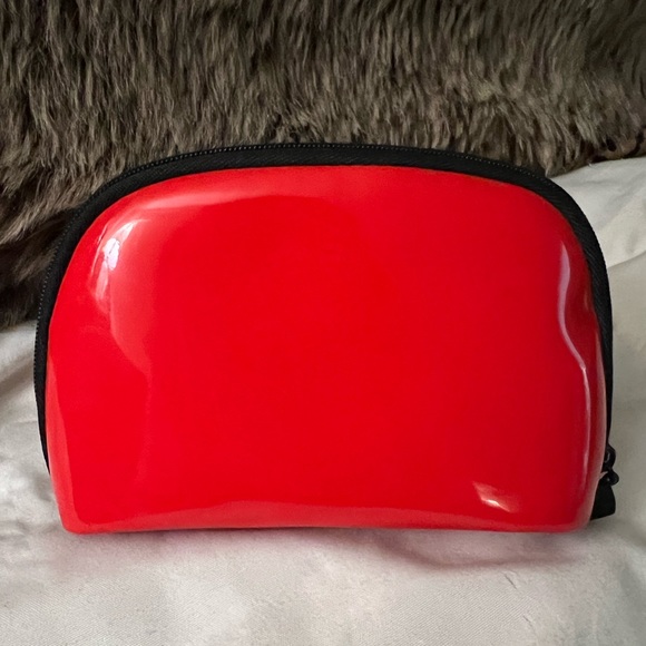 👑✅PRICE FIRM✅👑Red Patent Chanel Small Cosmetic Case & Black Pouch - Picture 9 of 17